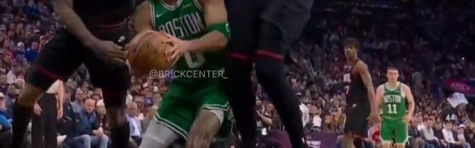 开云体育-太离谱了！恩比德掐塔图姆脖子没吹犯规 加尔扎正常防恩被吹犯规