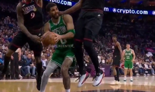 开云体育-太离谱了！恩比德掐塔图姆脖子没吹犯规 加尔扎正常防恩被吹犯规