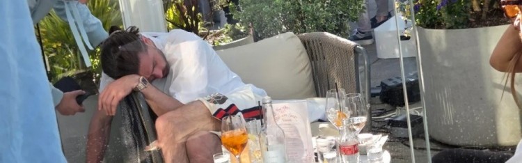 开云体育官网-酒蒙子！太阳报：格拉利什下午在酒吧喝醉，靠在椅子上睡着