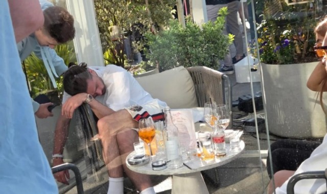 开云体育官网-酒蒙子！太阳报：格拉利什下午在酒吧喝醉，靠在椅子上睡着