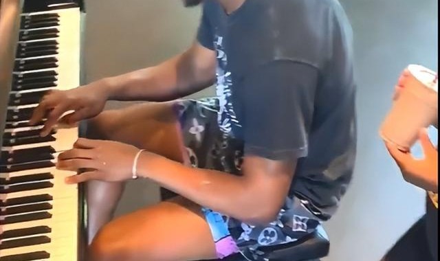 KAIYUN-詹皇大儿子回家休养弹钢琴！二儿子打比赛秀空接