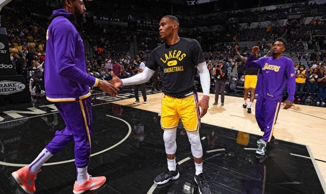 开云体育官网-【现场】韦少在马刺享受主场待遇 复苏就此开始？